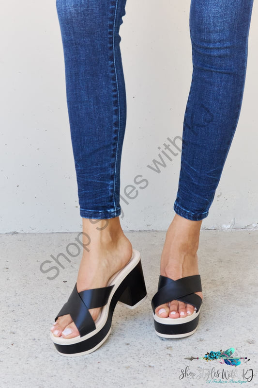Cherish The Moments Contrast Platform Sandals In Black / 6.5 Shoes