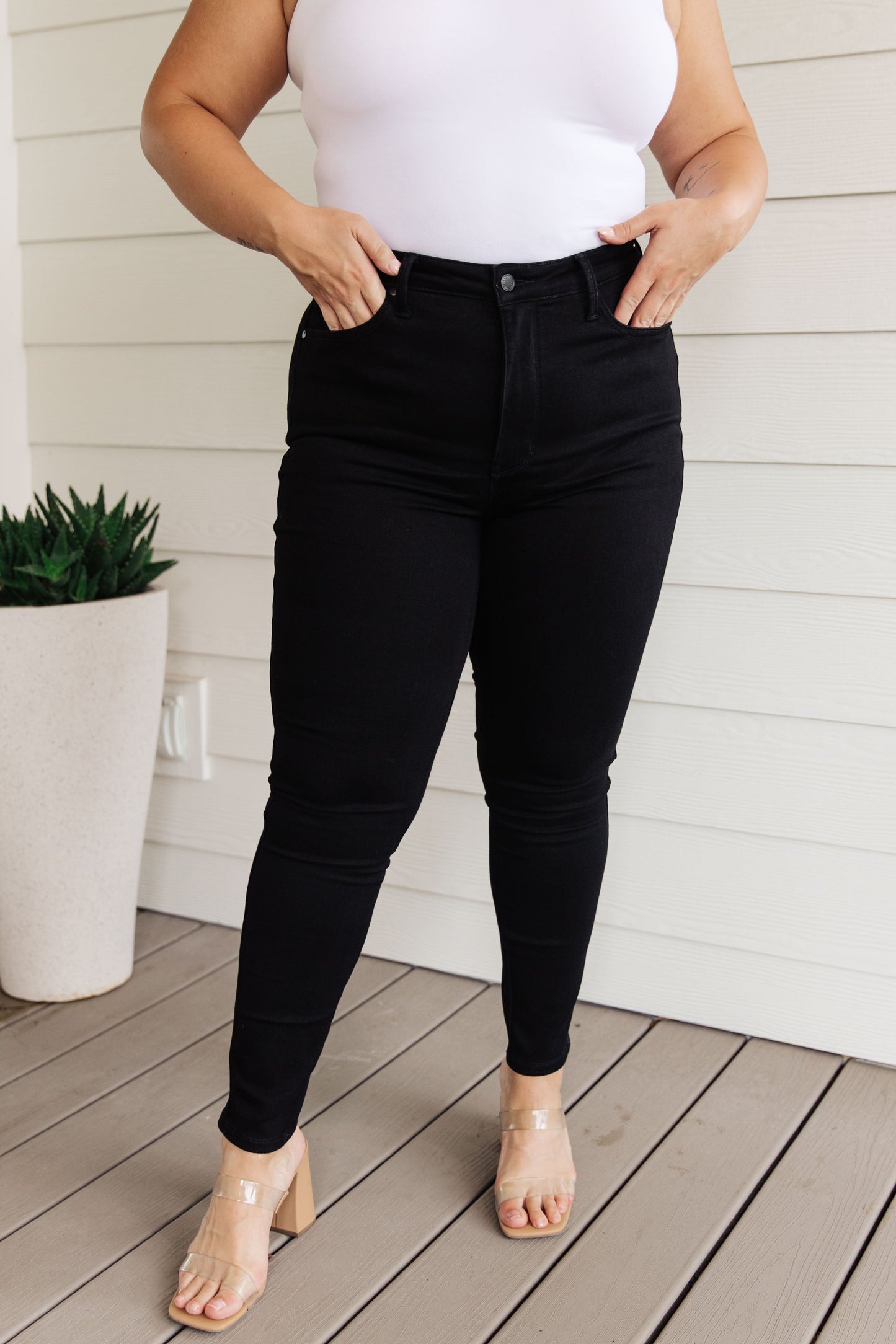 Judy Blue Tummy Control High Waisted Classic Skinny Jeans in Black