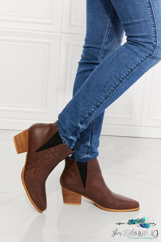Back At It Point Toe Bootie In Chocolate / 6 Shoes