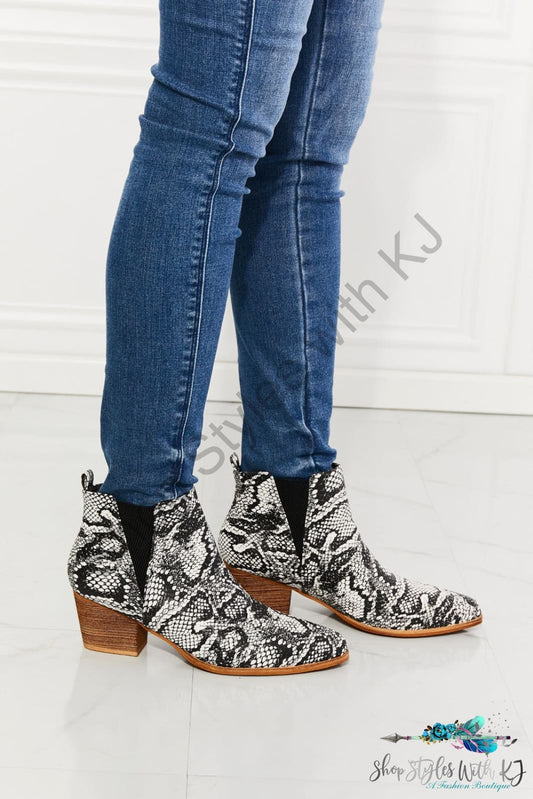 Back At It Point Toe Bootie In Snakeskin / 6 Shoes